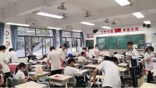 維格教育照明：點(diǎn)亮知識的曙光，黑板燈的專業(yè)選擇