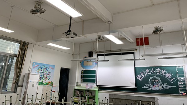 <i style='color:red'>看不清</i>黑板？教室照明的反光、眩光問題應該怎么處理？
